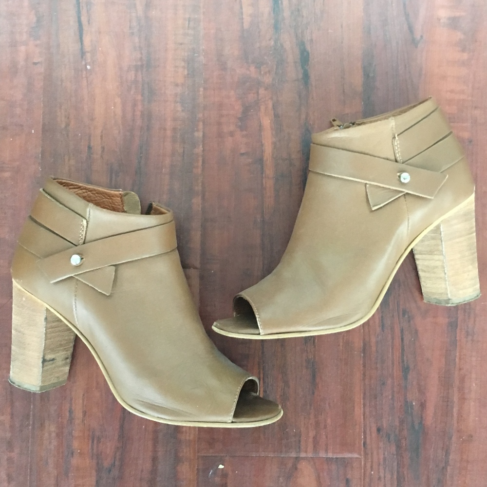 Steve madden booties in cognac 7.5